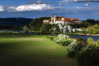 Картинка города -+католические+соборы +костелы +аббатства река аббатство