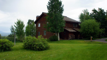 Картинка города -+здания +дома деревянный дом лужайка деревья дрова