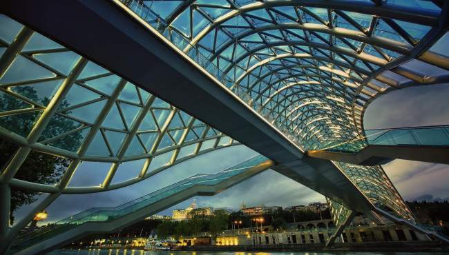 Обои картинки фото мост мира,  река кура,  тбилиси, города, тбилиси , грузия, город, мост, катер, река, берег