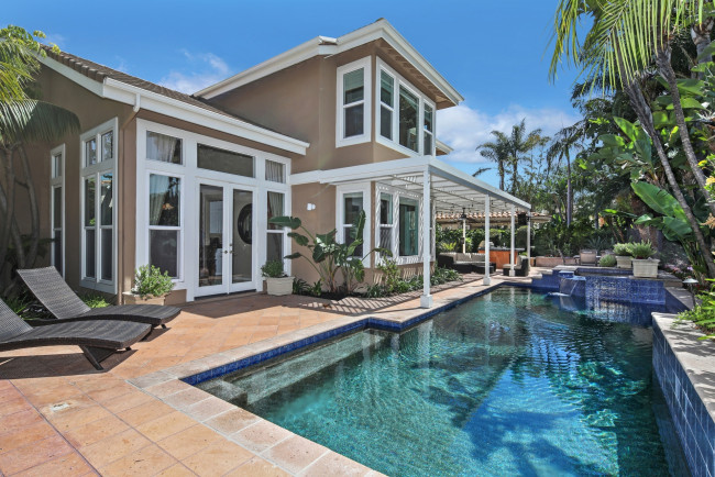 Обои картинки фото интерьер, бассейны,  открытые площадки, лежак, бассейн, пальмы