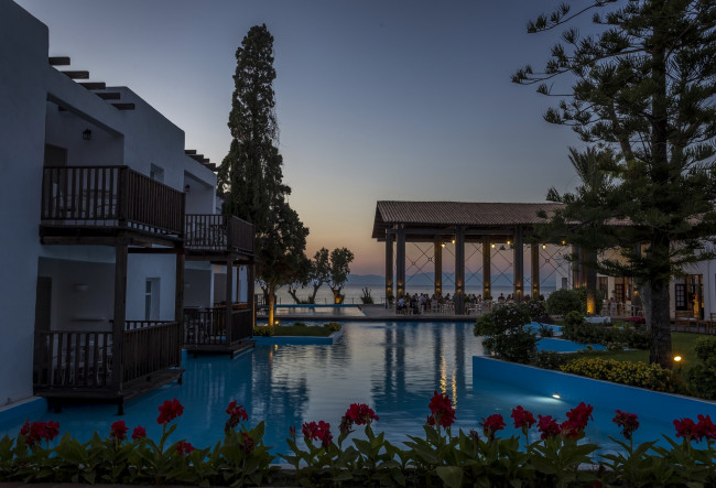 Обои картинки фото интерьер, бассейны,  открытые площадки, бассейн, цветы, дом, вилла