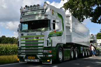 Картинка автомобили scania+ выставка улица седельный грузовик тягач