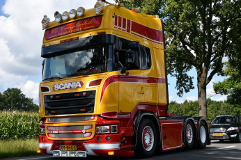 обоя автомобили, scania , выставка, улица, седельный, тягач, грузовик