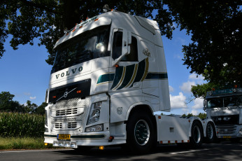 обоя автомобили, volvo trucks , выставка, улица, грузовик, седельный, тягач