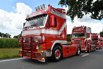 обоя автомобили, volvo trucks , выставка, улица, тягач, седельный, грузовик