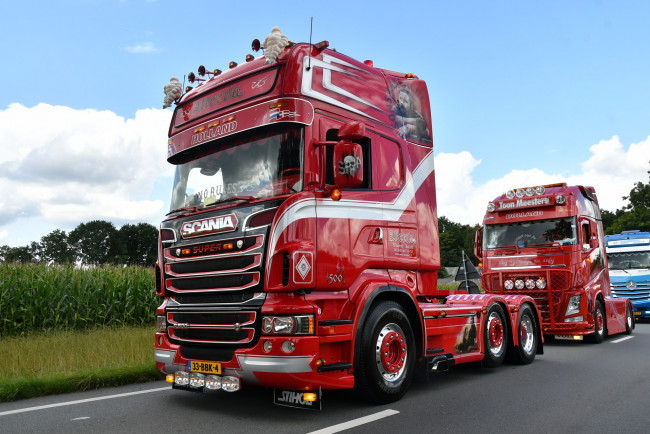 Обои картинки фото автомобили, scania , выставка, улица, седельный, тягач, грузовик