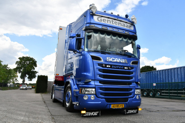 Обои картинки фото автомобили, scania , выставка, улица, тягач, седельный, грузовик