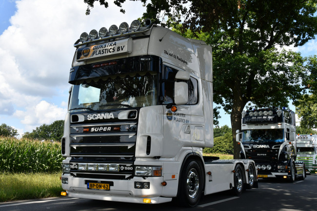 Обои картинки фото автомобили, scania , выставка, улица, тягач, седельный, грузовик