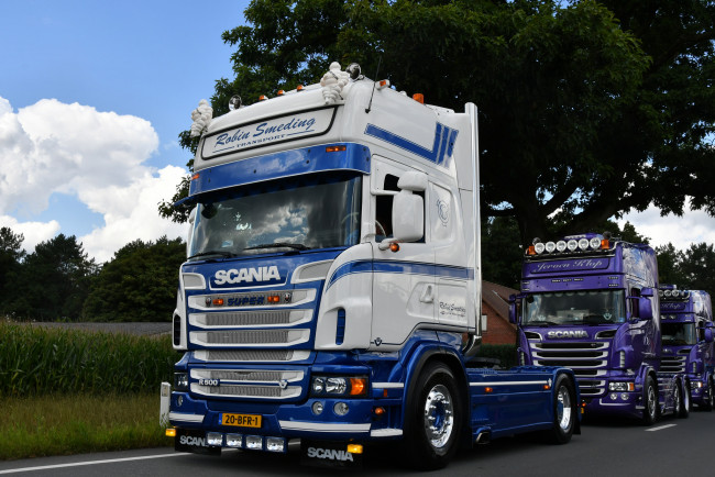 Обои картинки фото автомобили, scania , выставка, улица, тягач, седельный, грузовик