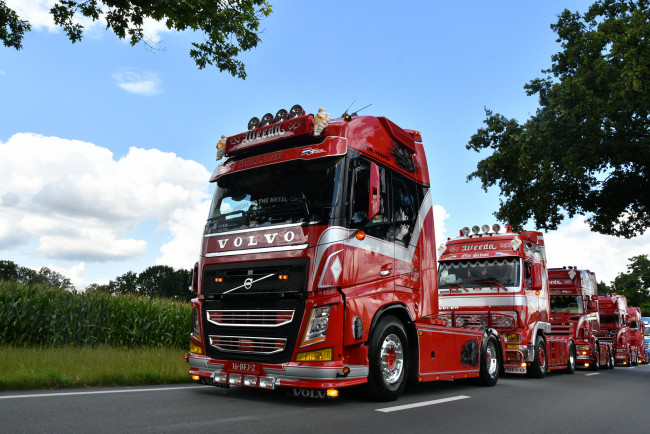 Обои картинки фото автомобили, volvo trucks , выставка, улица, грузовик, тягач, седельный