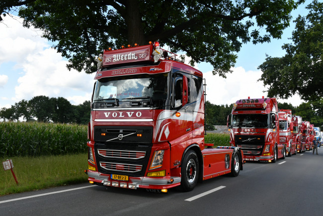 Обои картинки фото автомобили, volvo trucks , выставка, улица, грузовик, тягач, седельный