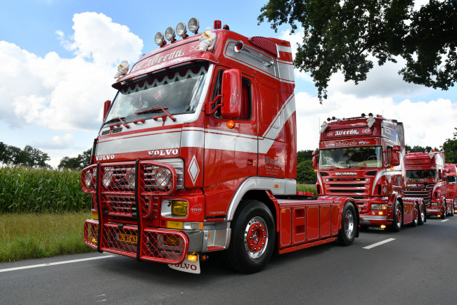 Обои картинки фото автомобили, volvo trucks , выставка, улица, тягач, седельный, грузовик