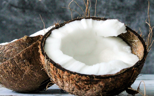 Обои картинки фото еда, кокос, мякоть, половинки