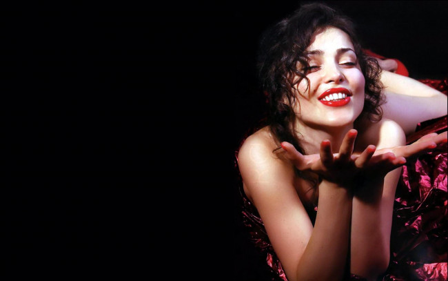 Обои картинки фото музыка, сати казанова, певица, шатенка, лицо, жест