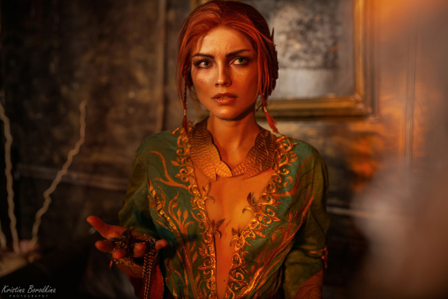 Обои картинки фото девушки, екатерина семадени, трисс, меригольд, косплей, ожерелье, платье, кулон