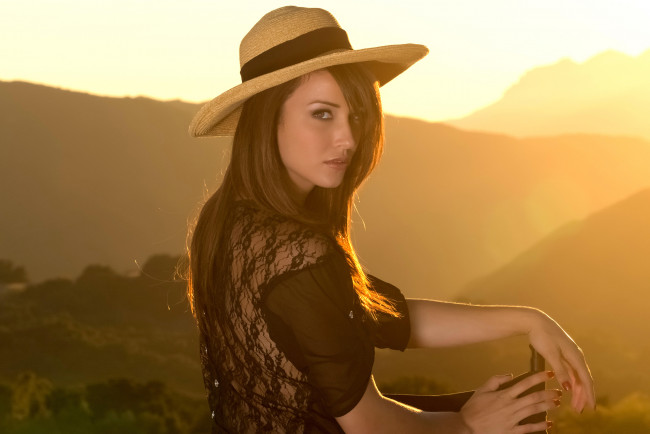 Обои картинки фото malena morgan, девушки, malena, morgan, девушка, модель, шатенка, поза, взгляд, макияж, красотка