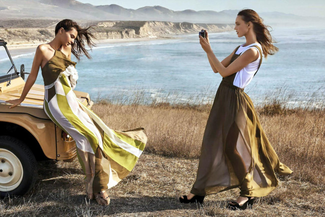 Обои картинки фото девушки, саша пивоварова, модели, фотоаппарат, машина, берег, море