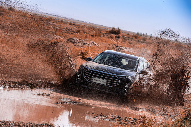 Обои картинки фото автомобили, jetour, кроссовер, черный, x70, plus, грязь, лужа, преодоление, бездорожье