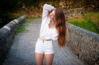 Картинка девушки -+рыжеволосые+и+разноцветные шорты топ рыжие волосы