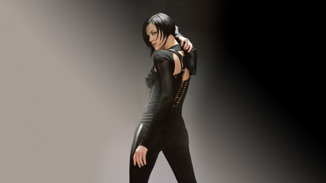 Обои картинки фото кино фильмы, aeon flux, эон, флакс, кобура