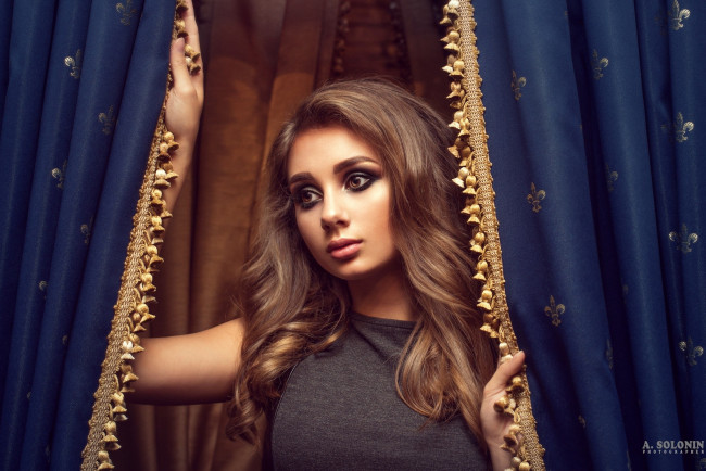 Обои картинки фото девушка - girl, девушки, - лица,  портреты, девушка, женщина, шатенка, темноволосая, сексуальная, модель, звезда, позирует, разная, обувь, верхняя, стильная, одежда, нижнее, эротическое, бельё, трусы, лифчик, колготки, чулки, аксессуары, макияж, и, множество, элементов, на, фотографии