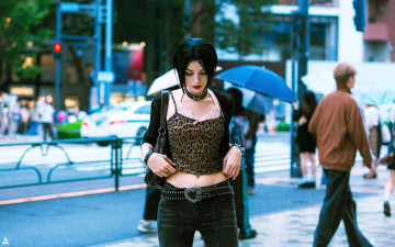 Картинка девушки tenletters образ костюм косплей топ джинсы сумка куртка люди зонты улица город