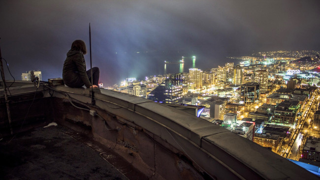 Обои картинки фото разное, люди, крыша, девушка, город, панорама, огни