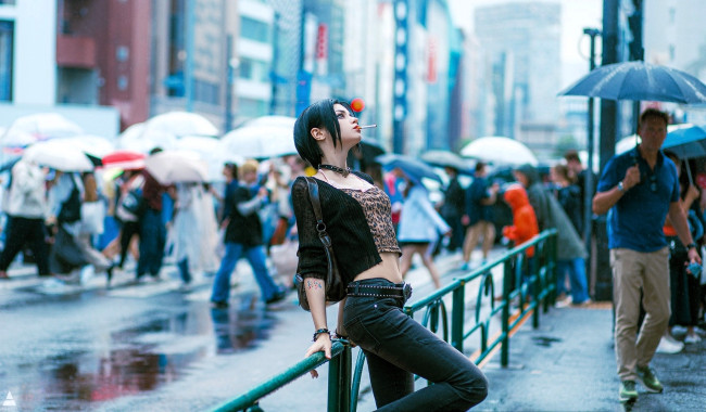 Обои картинки фото девушки, tenletters, образ, костюм, косплей, топ, джинсы, сумка, куртка, люди, зонты, улица, город, сигарета, дождь