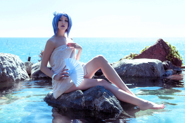 Обои картинки фото девушки, momo, образ, костюм, косплей, полотенце, веер, камни, море, озеро