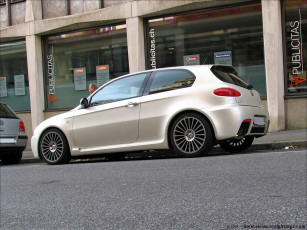 Картинка автомобили выставки уличные фото