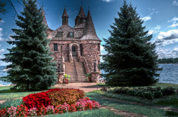 Картинка города дворцы замки крепости пейзаж ели клумба