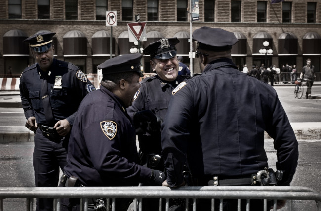 Обои картинки фото мужчины, unsort, полицейские, настроение, смех, копы