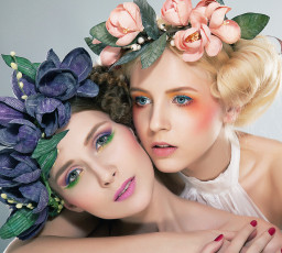 Картинка -Unsort+Группа+девушек девушки unsort группа девушек блондинка шатенка венок макияж