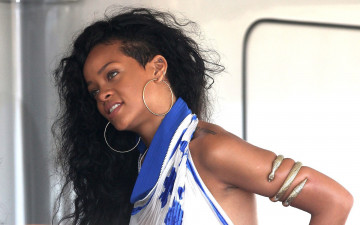 Картинка музыка rihanna серьги браслет