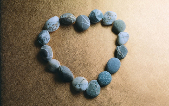 Обои картинки фото праздничные, день, св, валентина, сердечки, любовь, камни