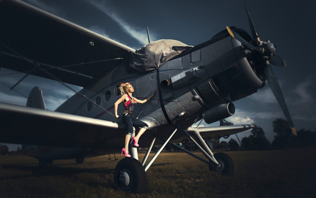 Обои картинки фото авиация, авиационный пейзаж, креатив, биплан, самолёт, поза, модель