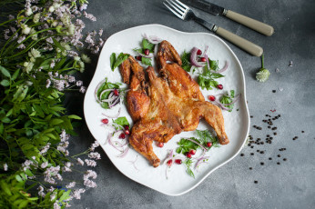 Картинка еда мясные+блюда гранат цветы лук зелень запеченная курица