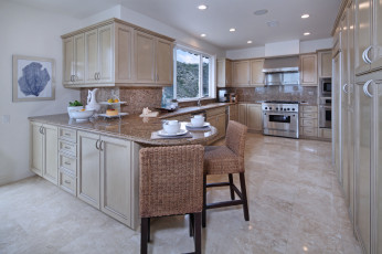 Картинка интерьер кухня мебель стулья фрукты светильники