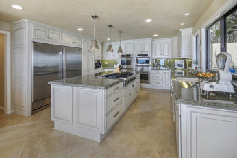 Картинка интерьер кухня стол стиль люстры