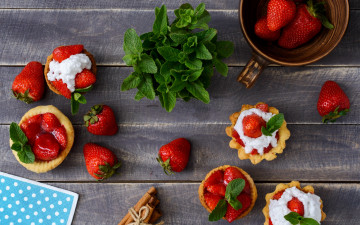 Картинка еда пирожные +кексы +печенье ягоды доски клубника кружка корица мята десерт салфетка