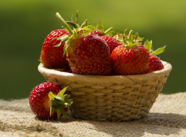 Обои картинки фото еда, клубника,  земляника, спелая, сочная, вкусная
