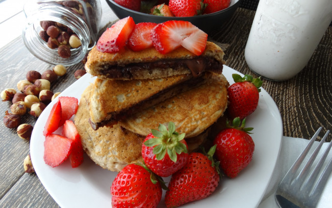 Обои картинки фото еда, блины,  оладьи, ягоды, молоко, клубника, вилка, десерт, фундук