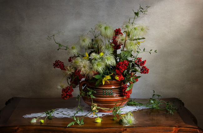 Обои картинки фото цветы, букеты,  композиции, букет, бузина, стол