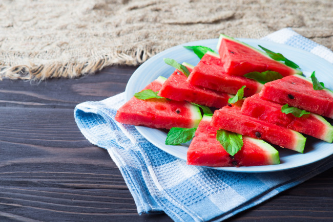 Обои картинки фото еда, арбуз, мята, дольки, салфетка