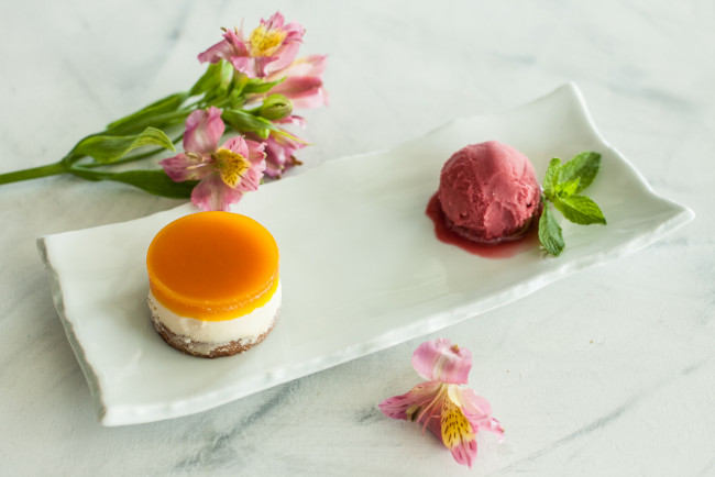 Обои картинки фото еда, мороженое,  десерты, десерт, сладость, цветы