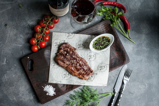 Обои картинки фото еда, мясные блюда, стейк, соус, помидоры