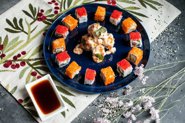 Обои картинки фото еда, рыба,  морепродукты,  суши,  роллы, роллы, вкусно, рис, палочки, лосось