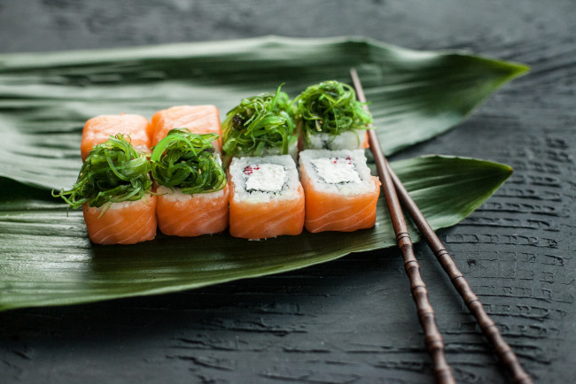 Обои картинки фото еда, рыба,  морепродукты,  суши,  роллы, роллы, палочки, вкусно, рис, лосось
