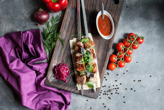 Обои картинки фото еда, шашлык,  барбекю, помидоры, соус, зелень, лук, томаты