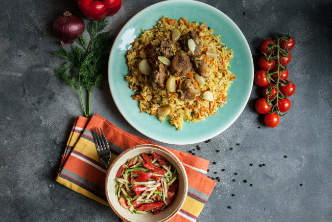 Обои картинки фото еда, вторые блюда, мясо, зелень, чеснок, плов, томат, помидоры